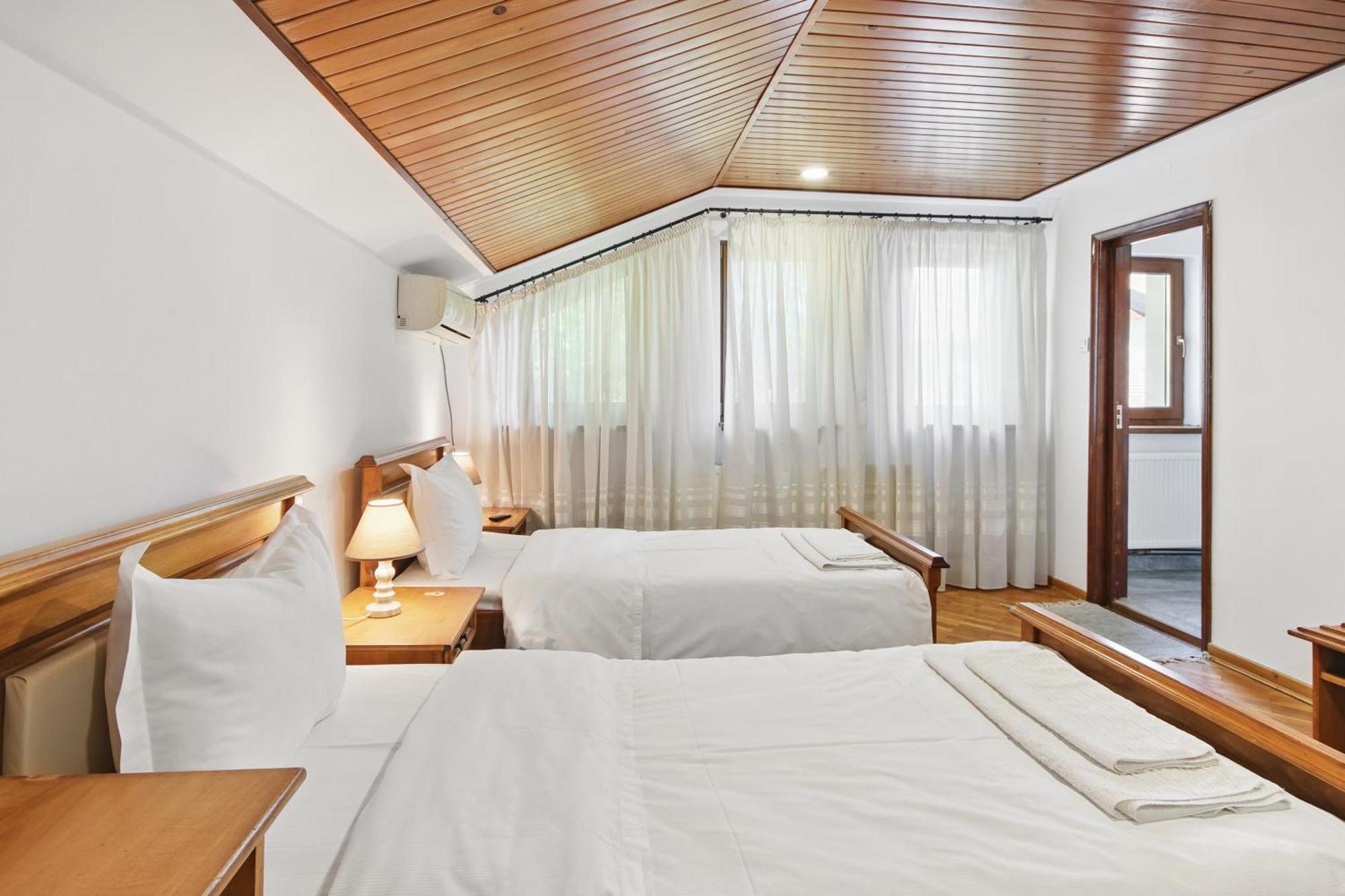 Hotel Casa Galand à Parscov Extérieur photo